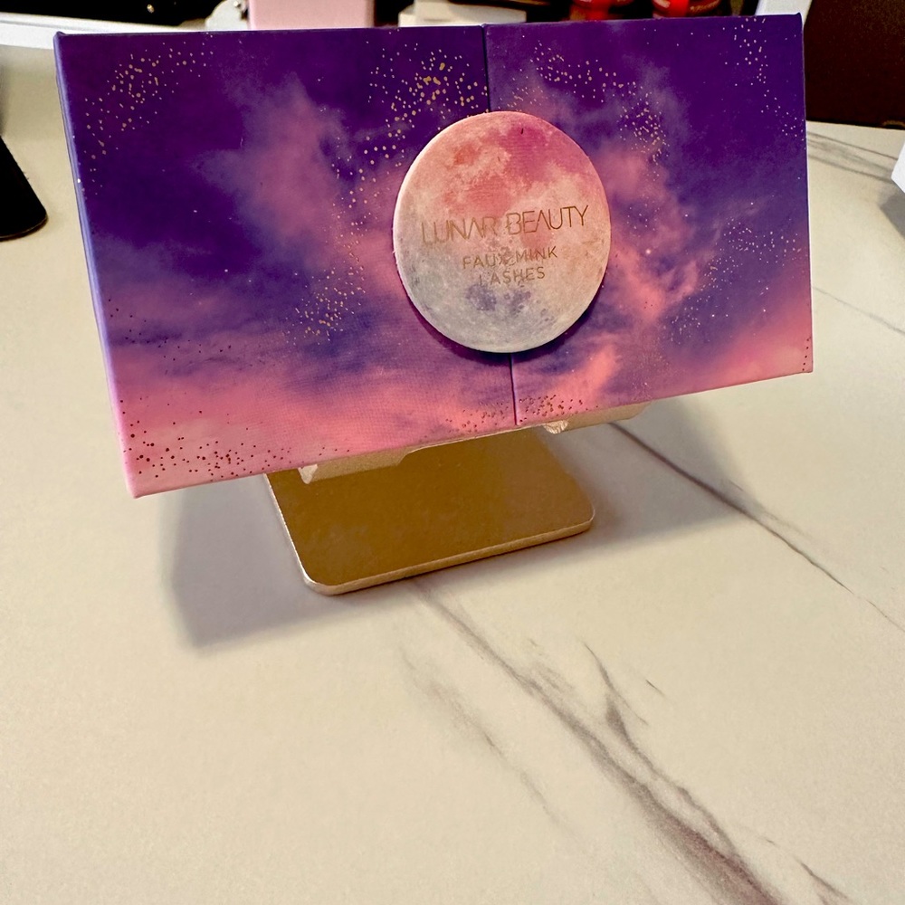 NIB Lunar Beauty eyelashes ❤️